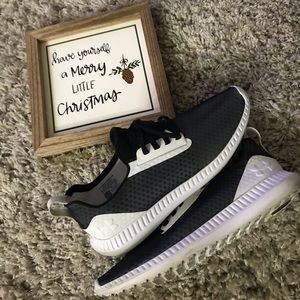Under Armour- like new- athletic shoe size 10.5